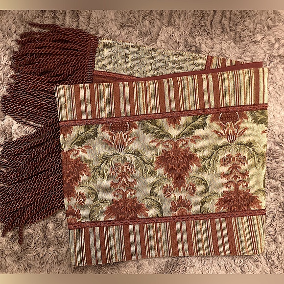 CHRIS MADDEN FRINGED TABLE RUNNER - Picture 6 of 6